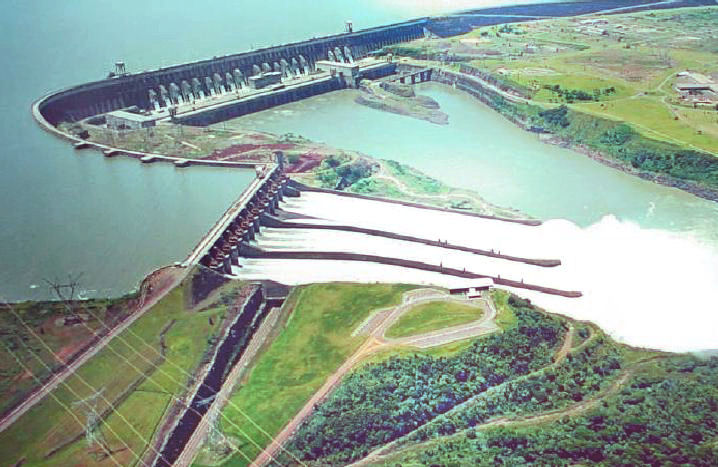 Foto aérea da usina hidrelétrica de Itaipu, mostrando a barragem e o reservatório