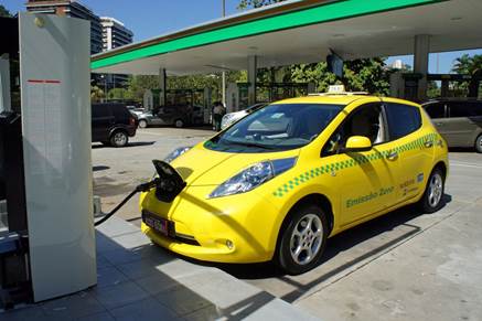 taxi carregando bateria no posto de combustíveis